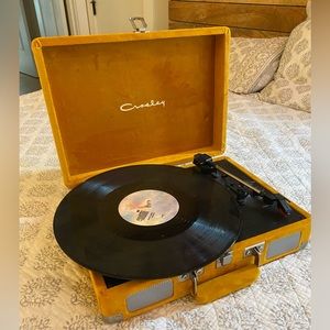 CROSLEY CRUISER DELUXE RECORD PLAYER - excellent condition, bluetooth accessible